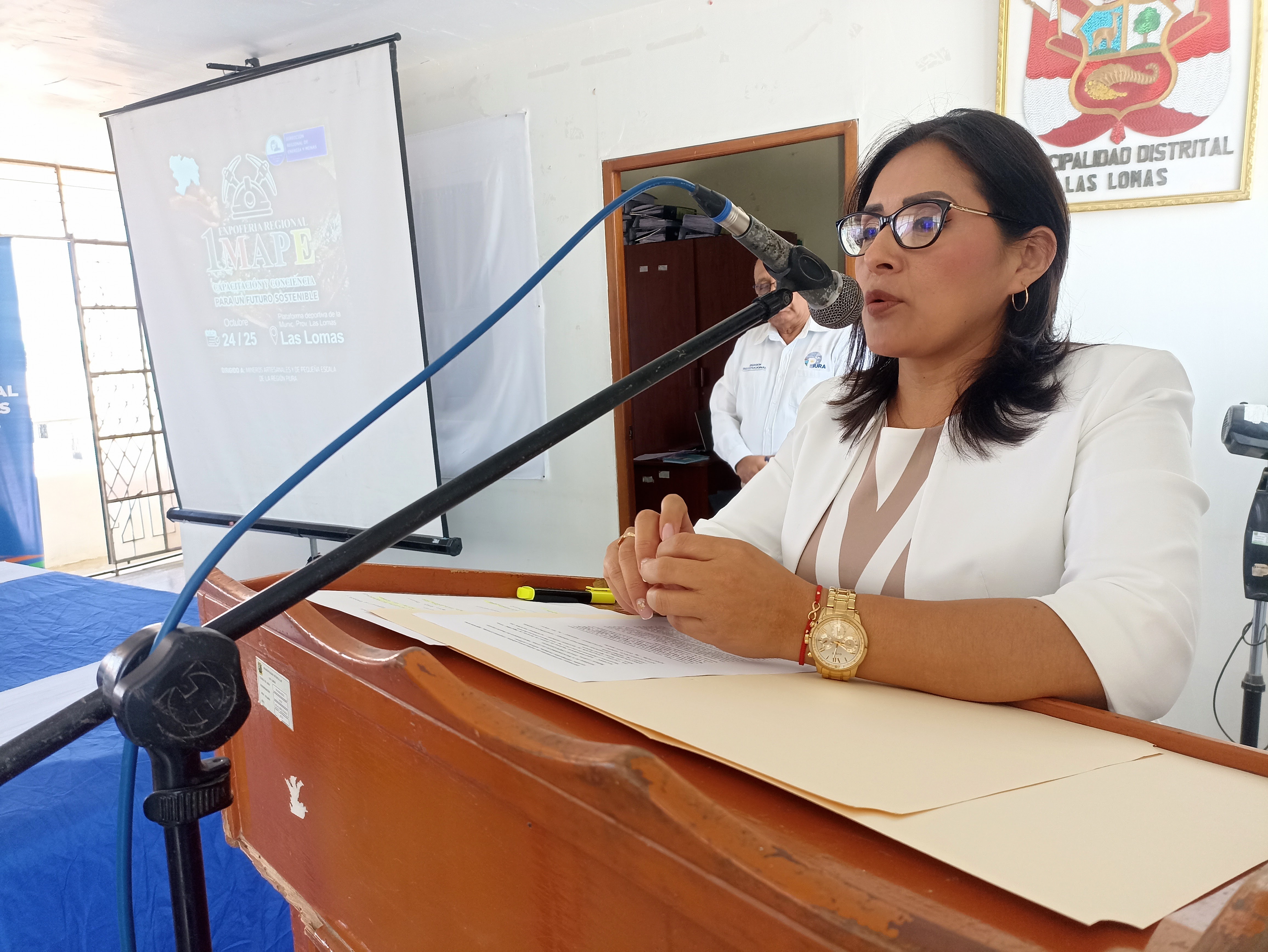 DIRECTORA REGIONAL, ING. GABY JULCA DANDO LAS PALABRAS DE BIENVENIDA EN LAS CAPACITACIONES