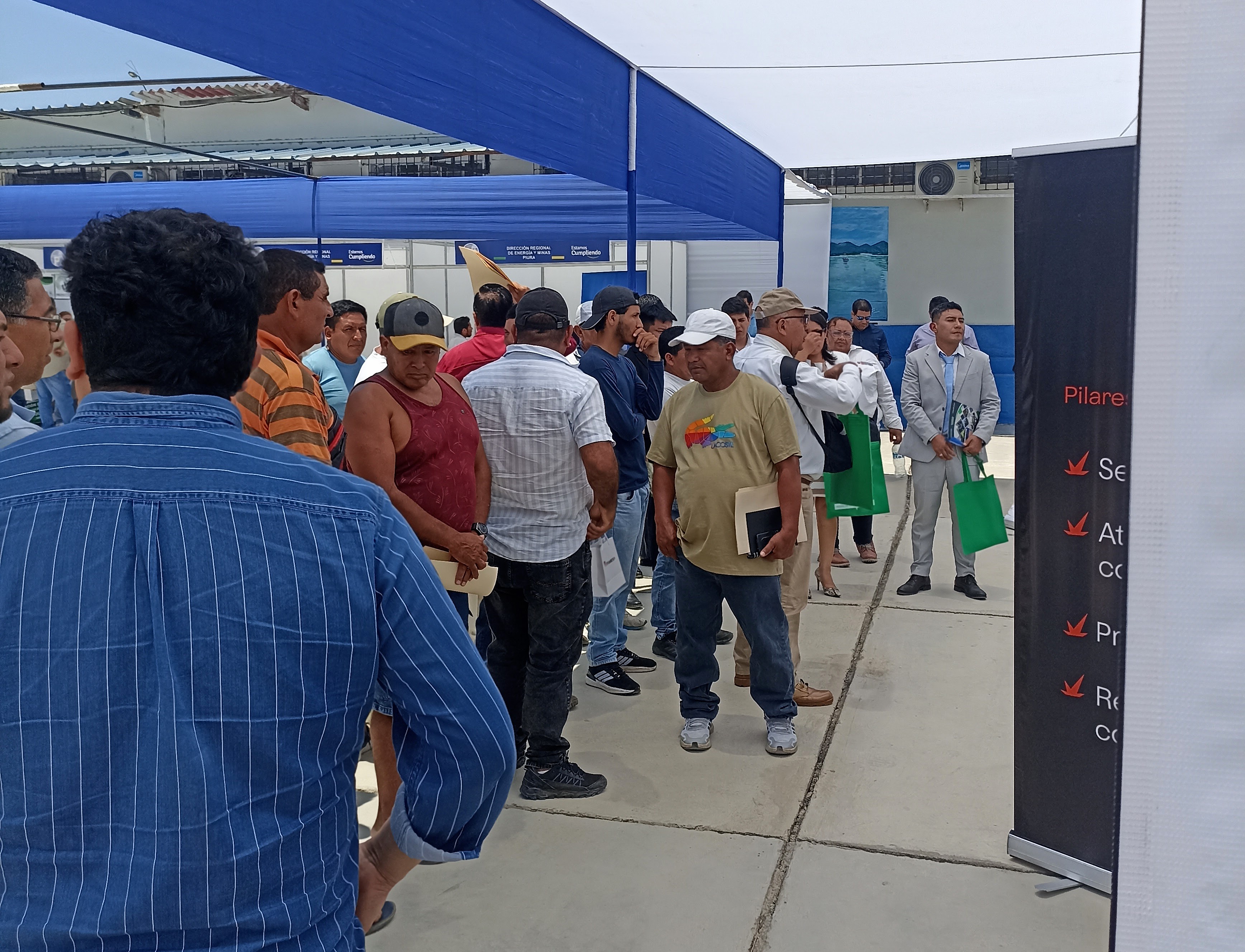 MINEROS ARTESANALES RECORRIENDO LOS STANDS DE LA EXPOFERIA REGIONAL MAPE