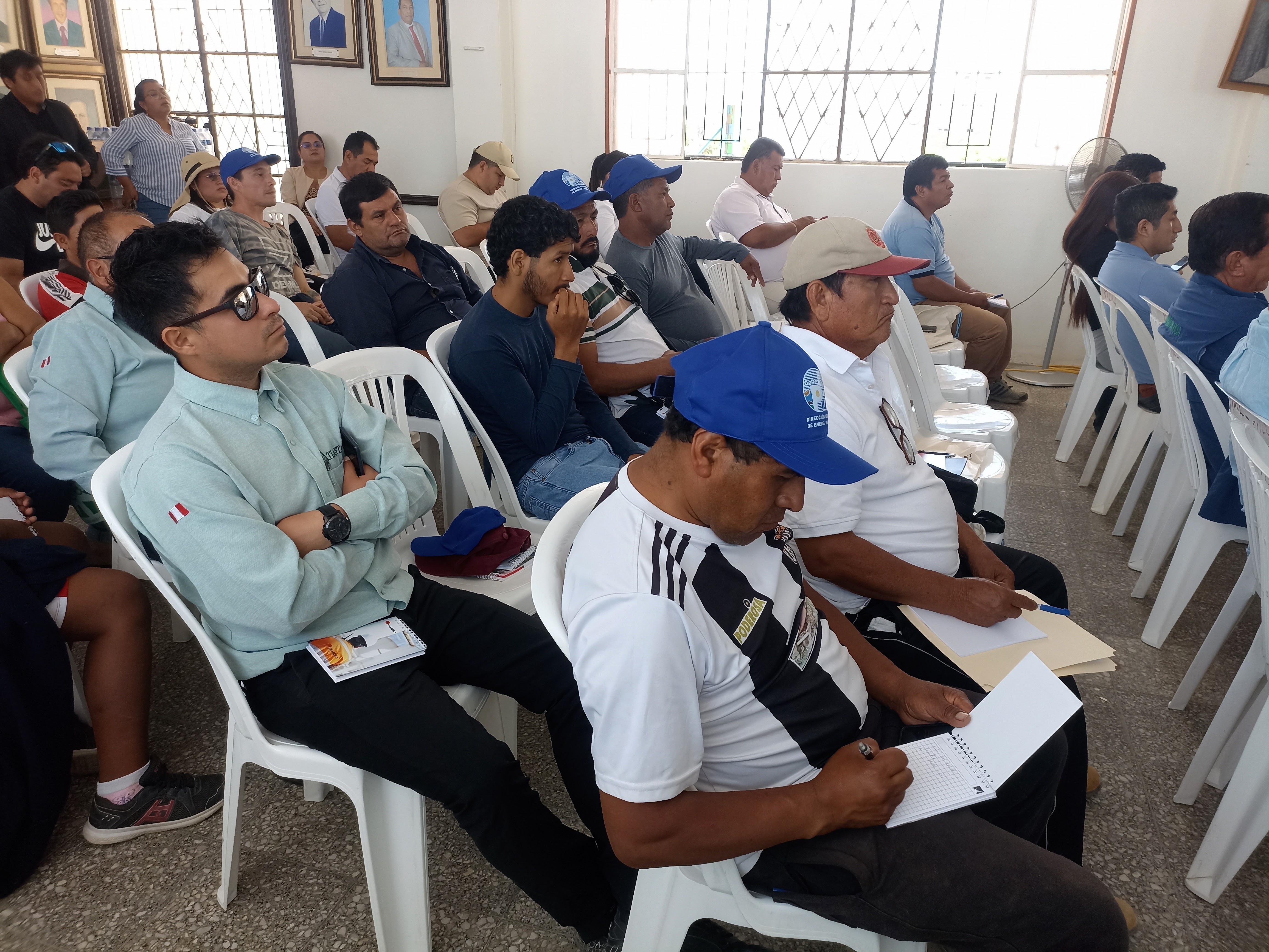 MINEROS ARTESANALES ESCUCHANDO LAS PONENCIAS DE CAPACITACIÓN