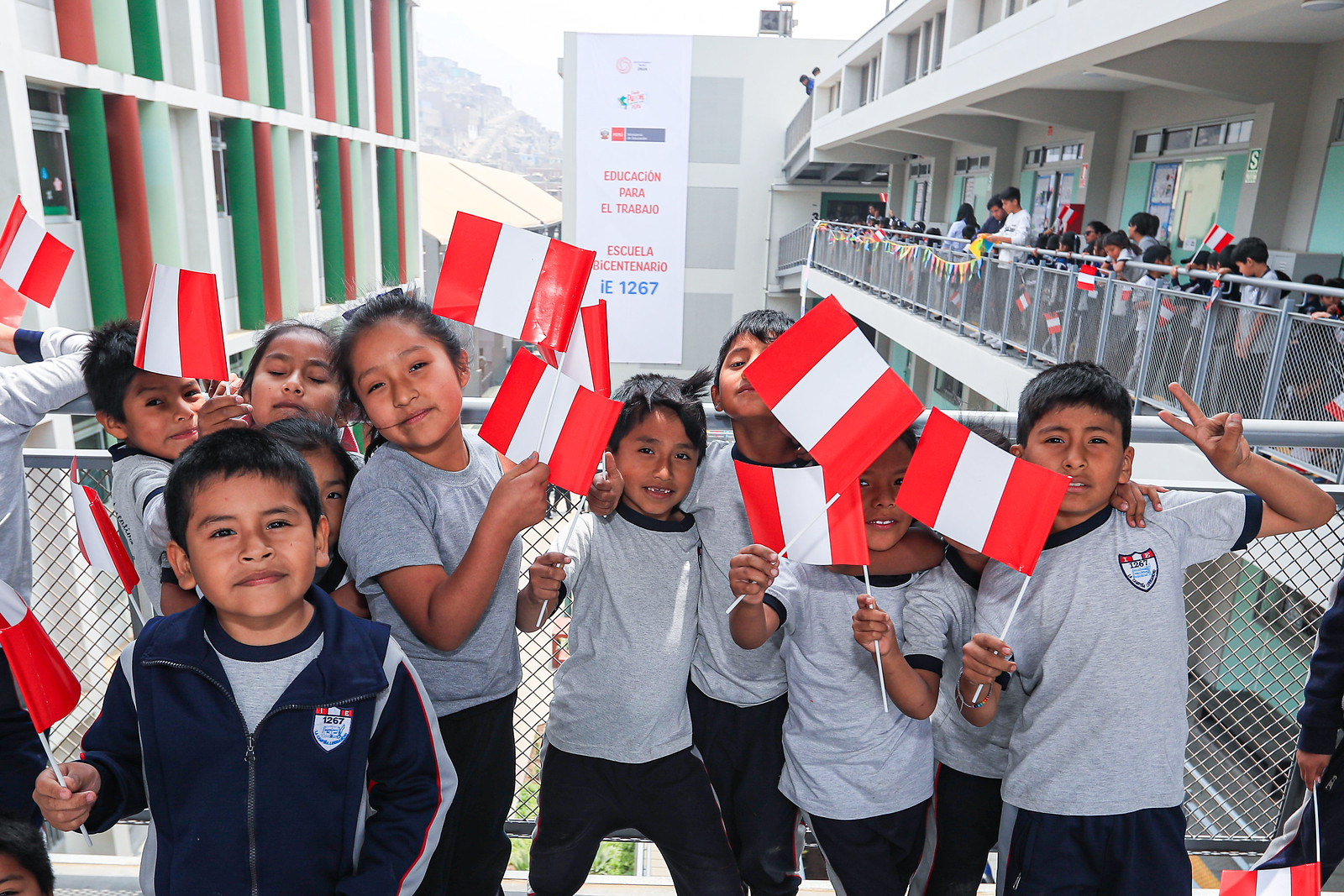 La Organización para la Cooperación y Desarrollo Económico (OCDE) destaca el notable avance realizado en la educación peruana. Eso es evidencia de que, en la mayoría de indicadores de ese organismo internacional, “el Perú ha avanzado más que otros países miembros”, afirmó el ministro de Educación, Morgan Quero.
Fue al término de la ceremonia de inauguración de la 18.ª Escuela Bicentenario Institución Educativa 1267 en el distrito de Lurigancho-Chosica. El acto fue encabezado por la presidenta de la república, Dina Boluarte Zegarra, y participaron, además del ministro, el alcalde distrital, Oswaldo Vargas, y miembros de la comunidad educativa.
“El director de Educación y Competencias de la OCDE, Andreas Schleicher, nos reveló la semana pasada que solo el 22 % de los jóvenes no culminan su educación secundaria, a diferencia de hace ocho años, cuando ese porcentaje era de 28 %”, indicó.
Agregó que, en una reunión realizada en el Ministerio de Educación (Minedu), Schleicher destacó que el 53 % de los estudiantes universitarios son mujeres, y esto demuestra que, en los últimos años, en el Perú se ha reducido drásticamente la brecha de género.
Anotó que el 60 % de los postulantes a una de las 20 000 Becas 18 integrales que ofrece el Pronabec (Programa Nacional de Becas y Crédito Educativo) para el 2025 son mujeres.
Explicó que las cifras son del estudio “Education at a glance. Panorama de la Educación 2024”, realizado por la OCDE entre los países que integran ese organismo internacional.
“Son datos muy importantes y muestran un gran avance de los indicadores que presenta la OCDE y evidencian que el Perú ha avanzado más que otros países”, enfatizó.
Finalmente, el ministro reiteró que el Minedu entregará, en el presente año, un total de 31 Escuelas Bicentenario en Lima Metropolitana y el próximo año terminará de entregar un total de 75 de esas instituciones educativas, que beneficiarán a 118 000 estudiantes.