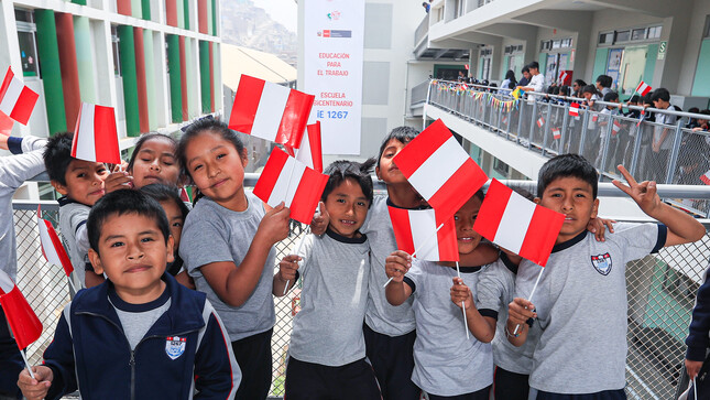 La Organización para la Cooperación y Desarrollo Económico (OCDE) destaca el notable avance realizado en la educación peruana. Eso es evidencia de que, en la mayoría de indicadores de ese organismo internacional, “el Perú ha avanzado más que otros países miembros”, afirmó el ministro de Educación, Morgan Quero.

Fue al término de la ceremonia de inauguración de la 18.ª Escuela Bicentenario Institución Educativa 1267 en el distrito de Lurigancho-Chosica. El acto fue encabezado por la presidenta de la república, Dina Boluarte Zegarra, y participaron, además del ministro, el alcalde distrital, Oswaldo Vargas, y miembros de la comunidad educativa.

“El director de Educación y Competencias de la OCDE, Andreas Schleicher, nos reveló la semana pasada que solo el 22 % de los jóvenes no culminan su educación secundaria, a diferencia de hace ocho años, cuando ese porcentaje era de 28 %”, indicó.

Agregó que, en una reunión realizada en el Ministerio de Educación (Minedu), Schleicher destacó que el 53 % de los estudiantes universitarios son mujeres, y esto demuestra que, en los últimos años, en el Perú se ha reducido drásticamente la brecha de género.

Anotó que el 60 % de los postulantes a una de las 20 000 Becas 18 integrales que ofrece el Pronabec (Programa Nacional de Becas y Crédito Educativo) para el 2025 son mujeres.

Explicó que las cifras son del estudio “Education at a glance. Panorama de la Educación 2024”, realizado por la OCDE entre los países que integran ese organismo internacional.

“Son datos muy importantes y muestran un gran avance de los indicadores que presenta la OCDE y evidencian que el Perú ha avanzado más que otros países”, enfatizó.

Finalmente, el ministro reiteró que el Minedu entregará, en el presente año, un total de 31 Escuelas Bicentenario en Lima Metropolitana y el próximo año terminará de entregar un total de 75 de esas instituciones educativas, que beneficiarán a 118 000 estudiantes.
