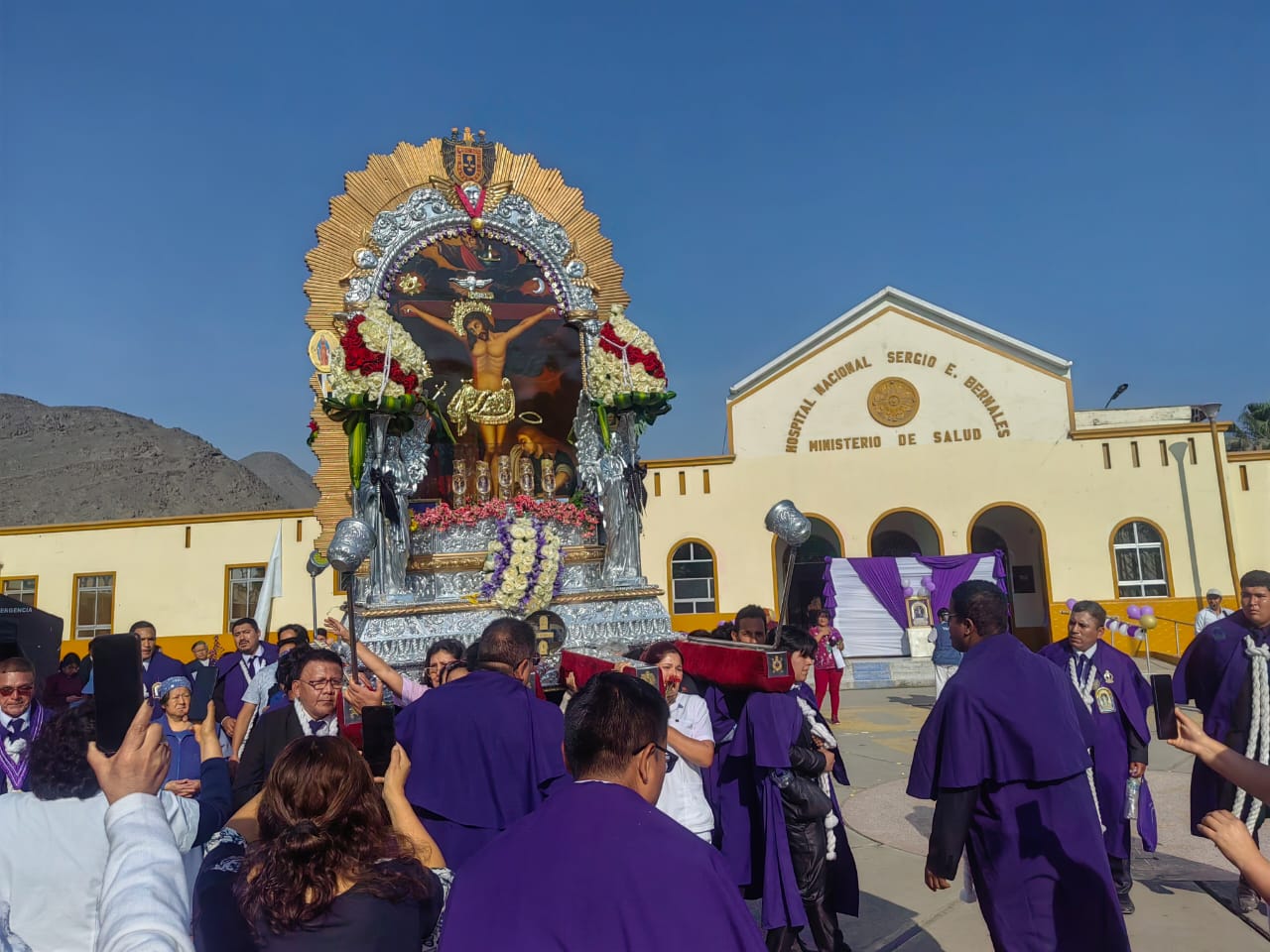 Visita del Sr. de los Milagros al HNSEB