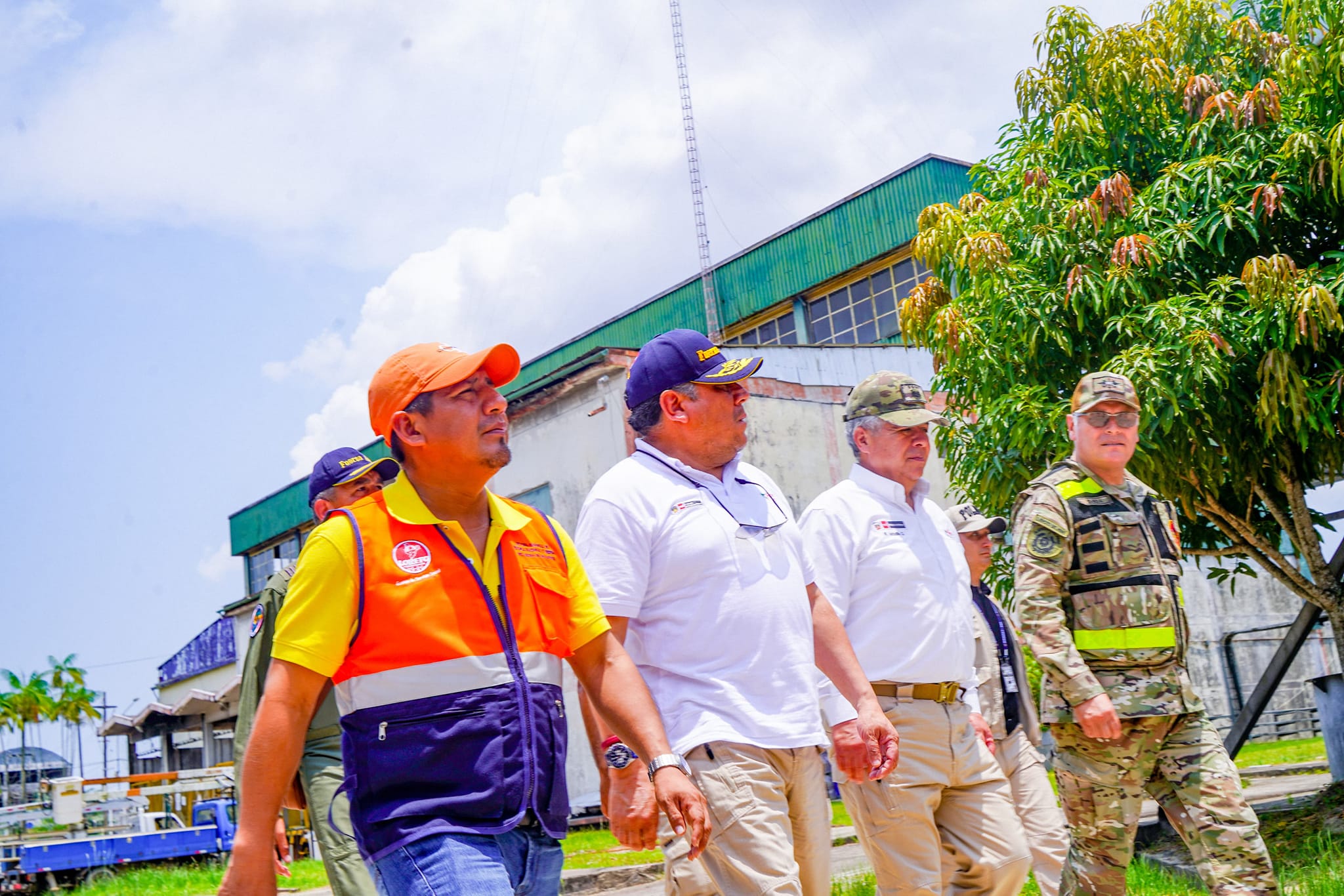 Gobernador Dr. René Chávez, premier y ministro de Defensa visitaron COER, Electrooriente y sesionaron en el COEN frente a la crisis hídrica.