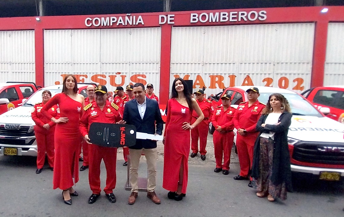 Gildemeister entrega a bomberos voluntarios camionetas para fortalecer capacidad operativa