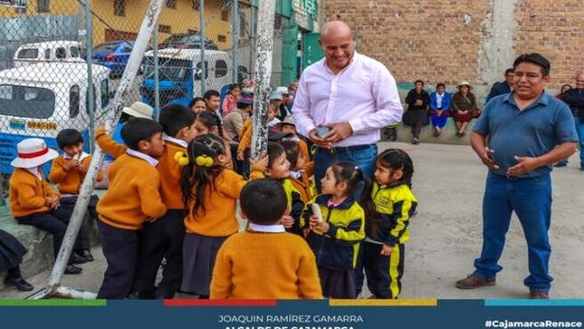 🗣️ El alcalde provincial Joaquín Ramírez realizó una visita al sector Urubamba con el objetivo de escuchar las inquietudes y solicitudes de los vecinos de la zona. Durante el recorrido, los residentes expusieron sus principales preocupaciones, enfocadas principalmente en el ámbito educativo y el bienestar de los niños de la zona.
🤝 En respuesta, la autoridad municipal se comprometió a trabajar de manera coordinada y articulada para atender sus necesidades. La prioridad será implementar iniciativas que mejoren las condiciones educativas y la calidad de vida de los menores, brindando así un mejor futuro para los vecinos del sector Urubamba.
🌟 ¡Con Joaquin Ramírez, Cajamarca Renace!
