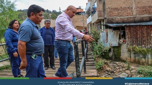 👩‍🦲El alcalde de Cajamarca, Joaquin Ramírez, realizó una visita de inspección al Sector 3 - San Pedro, donde se encuentra el puente Unión en condiciones precarias. Durante esta visita, el burgomaestre se comprometió a llevar a cabo mejoras en toda la zona, ya que este puente representa una vía clave para aliviar el caos vehicular que aqueja a la ciudad.
🛠️ La intervención forma parte de los esfuerzos del gobierno local por mejorar la infraestructura vial y brindar soluciones a las problemáticas de movilidad que enfrentan los ciudadanos cajamarquinos.
📝 El alcalde provincial ha priorizado mejorar la calidad de vida de los vecinos de la zona, quienes por años han experimentado dificultades de acceso debido al estado deteriorado del puente Unión
🚙¡Con Joaquin Ramírez, Cajamarca Renace!