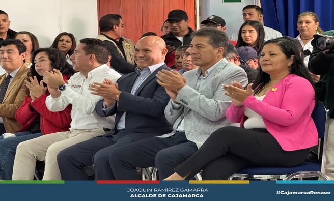🎉 Con presencia del alcalde provincial de Cajamarca, Joaquín Ramírez, se realizó la Suscripción del Memorando de Entendimiento entre el Ministerio de Desarrollo Agrario y Riego, el Gobierno Regional de Cajamarca y la Asociación Los Andes de Cajamarca.
💼 El objetivo de este acuerdo es establecer una colaboración entre las partes para la elaboración de los Expedientes Técnicos y la posterior ejecución de dos proyectos que serán cofinanciados con recursos del Gobierno Regional, Newmont-ALAC y el Ministerio de Desarrollo Agrario y Riego.
🏗️ Durante la ceremonia, el burgomaestre cajamarquino destacó la firma del convenio que se realizó con el gobierno central, para la construcción de la Presa del Chonta, una mega obra que asegurará el abastecimiento de agua para consumo humano, riego y agricultura, beneficiando a toda la provincia.
💪¡Con Joaquin Ramírez, Cajamarca renace!