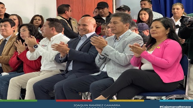 🎉 Con presencia del alcalde provincial de Cajamarca, Joaquín Ramírez, se realizó la Suscripción del Memorando de Entendimiento entre el Ministerio de Desarrollo Agrario y Riego, el Gobierno Regional de Cajamarca y la Asociación Los Andes de Cajamarca.
💼 El objetivo de este acuerdo es establecer una colaboración entre las partes para la elaboración de los Expedientes Técnicos y la posterior ejecución de dos proyectos que serán cofinanciados con recursos del Gobierno Regional, Newmont-ALAC y el Ministerio de Desarrollo Agrario y Riego.
🏗️ Durante la ceremonia, el burgomaestre cajamarquino destacó la firma del convenio que se realizó con el gobierno central, para la construcción de la Presa del Chonta, una mega obra que asegurará el abastecimiento de agua para consumo humano, riego y agricultura, beneficiando a toda la provincia.
💪¡Con Joaquin Ramírez, Cajamarca renace!