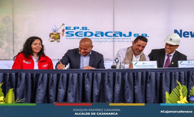 La Municipalidad Provincial de Cajamarca, bajo el liderazgo del alcalde Joaquín Ramírez, ha dado un paso importante en la mejora de la infraestructura hídrica local. La inauguración del primer "Pozo Tubular con tanque elevado en el Qhapaq Ñan" beneficiará a más de 20 mil familias, garantizando el acceso al agua potable.
🏗️ Esta importante obra es el resultado del esfuerzo conjunto entre la Municipalidad Provincial de Cajamarca, Sedacaj y Newmont ALAC. Con una capacidad de almacenamiento de 1,100 m³, permitiendo que más cajamarquinos cuenten con agua potable las 24 horas.
🎉 El pozo tubular del "Qhapaq Ñan" es el inicio de 3 sistemas adicionales de pozos tubulares y reservorios que se realizarán en Ajoscancha, Huacariz y Chontapaccha, lo que proyecta disminuir aún más la brecha de acceso al agua potable.
🌍 La ceremonia de inauguración contó con la presencia del viceministro de Construcción y Saneamiento, Christian Barrantes Bravo, La Embajadora de los Estados Unidos, Stephanie Syptak Ramnath, el gerente País Newmont, Darío Zegarra Machiavelo y el presidente del directorio de Sedacaj, Julio Kosaka Harima, quienes resaltaron la trascendencia de contar con obras de gran magnitud que beneficien directamente la salud y el bienestar de los cajamarquinos.
🙋♂️El alcalde Joaquín Ramírez enfatizó que su gestión continúa trabajando por el futuro y el desarrollo sostenible de la provincia, siempre con el respeto al medio ambiente.
💪¡Con Joaquin Ramírez, Cajamarca renace!