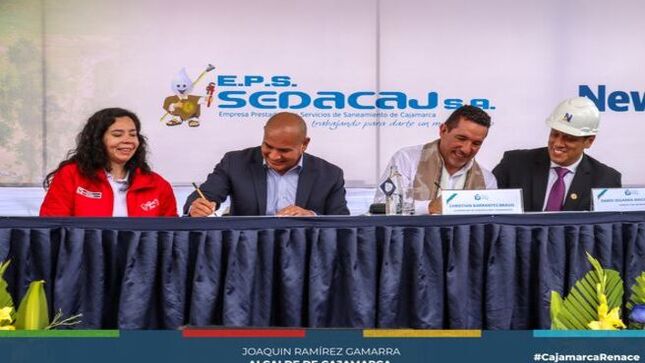  La Municipalidad Provincial de Cajamarca, bajo el liderazgo del alcalde Joaquín Ramírez, ha dado un paso importante en la mejora de la infraestructura hídrica local. La inauguración del primer "Pozo Tubular con tanque elevado en el Qhapaq Ñan" beneficiará a más de 20 mil familias, garantizando el acceso al agua potable.
🏗️ Esta importante obra es el resultado del esfuerzo conjunto entre la Municipalidad Provincial de Cajamarca, Sedacaj y Newmont ALAC. Con una capacidad de almacenamiento de 1,100 m³, permitiendo que más cajamarquinos cuenten con agua potable las 24 horas. 
🎉 El pozo tubular del "Qhapaq Ñan" es el inicio de 3 sistemas adicionales de pozos tubulares y reservorios que se realizarán en Ajoscancha, Huacariz y Chontapaccha, lo que proyecta disminuir aún más la brecha de acceso al agua potable.
🌍 La ceremonia de inauguración contó con la presencia del viceministro de Construcción y Saneamiento, Christian Barrantes Bravo, La Embajadora de los Estados Unidos, Stephanie Syptak Ramnath, el gerente País Newmont, Darío Zegarra Machiavelo y el presidente del directorio de Sedacaj, Julio Kosaka Harima, quienes resaltaron la trascendencia de contar con obras de gran magnitud que beneficien directamente la salud y el bienestar de los cajamarquinos.
🙋‍♂️El alcalde Joaquín Ramírez enfatizó que su gestión continúa trabajando por el futuro y el desarrollo sostenible de la provincia, siempre con el respeto al medio ambiente.
💪¡Con Joaquin Ramírez, Cajamarca renace!