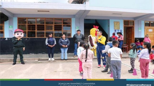 🏫 La Municipalidad Provincial de Cajamarca, a través de la Gerencia de Turismo y Cultura, ha organizado una jornada de sensibilización cultural en nuestra comunidad con el objetivo de fomentar el respeto y cuidado de nuestro valioso patrimonio cultural.
🚓 Con la presencia de la regidora Delia Elena Tafur Herrera, la Policía Nacional del Perú y la empresa Layconsa, se brindó información sobre los servicios que ofrece la Gerencia, los principales lugares turísticos de la región y se entregó el libro "Carnaval, la fiesta más alegre del Perú". Asimismo, los asistentes, especialmente los niños y jóvenes, disfrutaron del Polishow.
🎉 Estas iniciativas buscan fomentar el orgullo y la preservación de nuestro patrimonio cultural.
🌟 ¡Con Joaquin Ramírez, Cajamarca Renace!