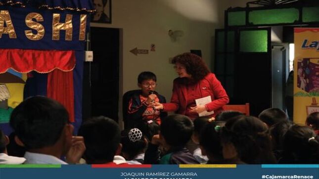 🧸📖 La gerencia de Turismo y Cultura de la Municipalidad Provincial de Cajamarca continúa celebrando la fundación de nuestra querida biblioteca municipal. Disfrutamos de la encantadora presentación de marionetas de Rafael Taica y el cuentacuentos mágico de Carmen Salas. 
🌟📚 Es vital que los niños se acerquen a las bibliotecas y puedan realizar actividades en ellas. Las bibliotecas no solo son lugares para acceder a libros, sino también espacios donde los niños pueden explorar su imaginación, aprender nuevas habilidades y socializar. Participar en actividades como cuentacuentos y presentaciones de marionetas fomenta el amor por la lectura y la cultura desde una edad temprana, construyendo así una base sólida para su desarrollo integral. 
¡Con Joaquin, Cajamarca renace!