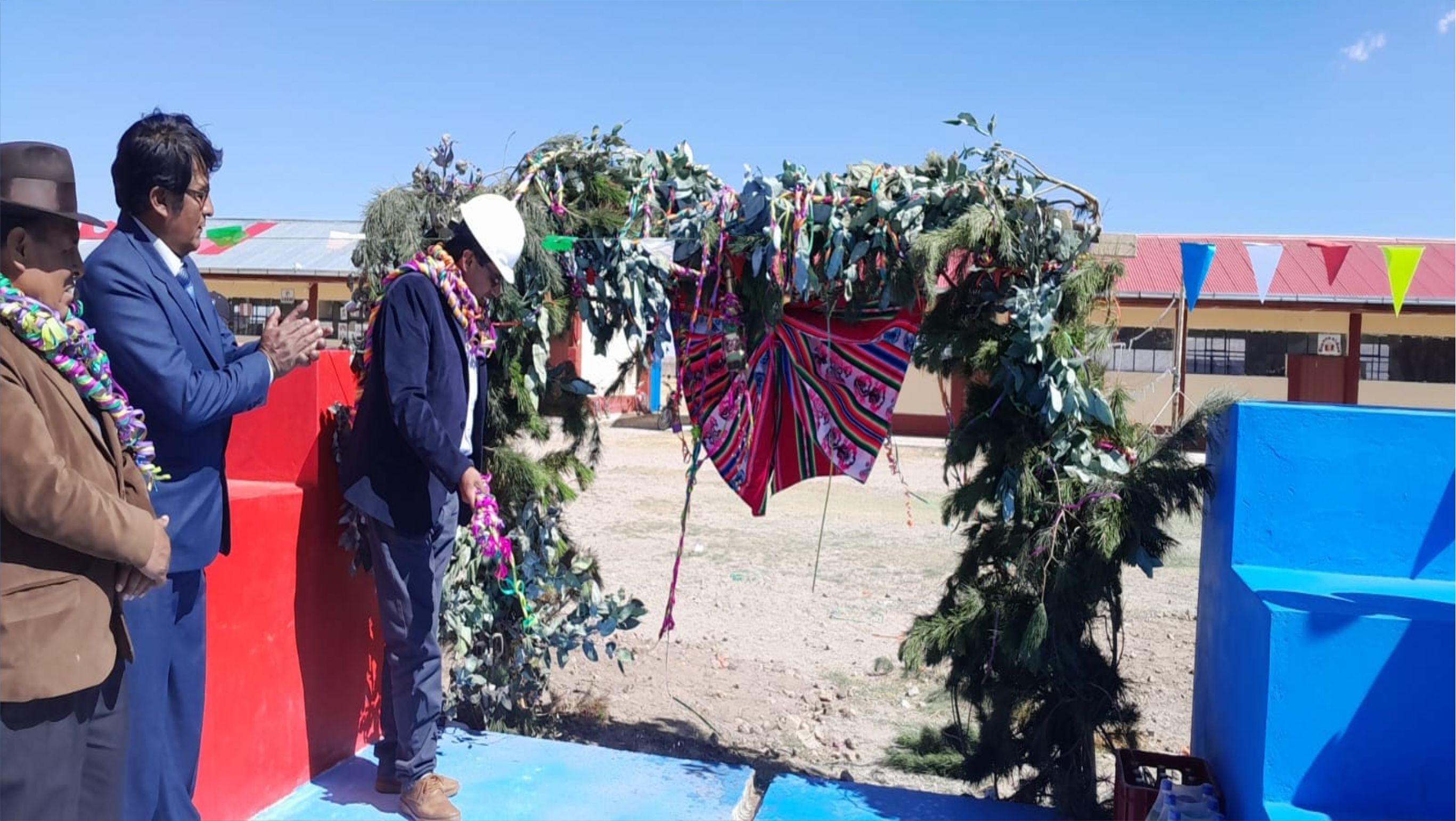 Entregamos moderna losa deportiva y graderías para beneficio de la institución educativa primaria tasapa patacollo.