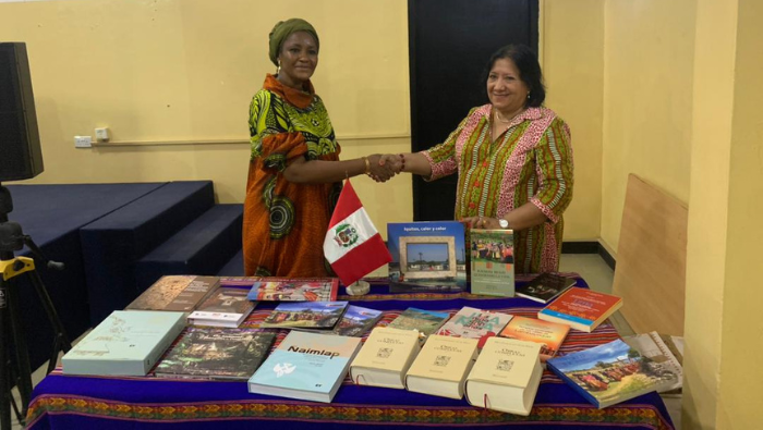 Embajada del Perú entregó una donación de obras peruanas a la Universidad de Ghana