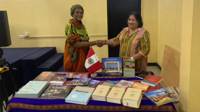 Embajada del Perú entregó una donación de obras peruanas a la Universidad de Ghana