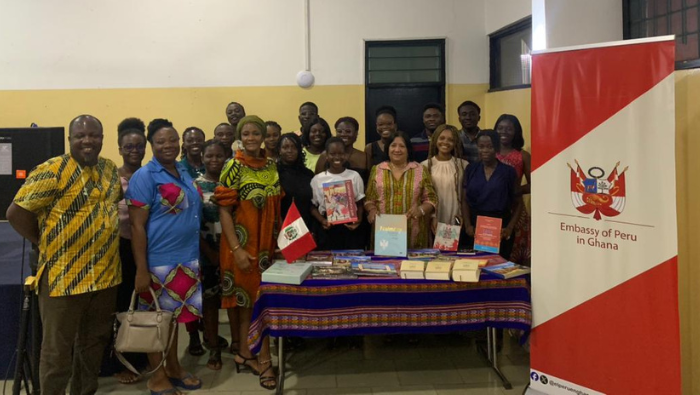 Embajada del Perú entregó una donación de obras peruanas a la Universidad de Ghana