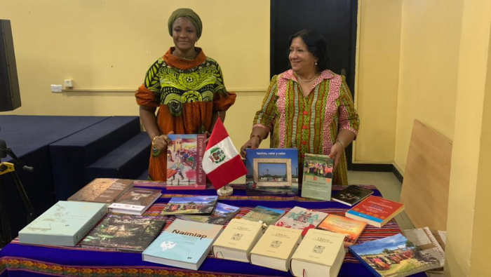 Embajada del Perú entregó una donación de obras peruanas a la Universidad de Ghana