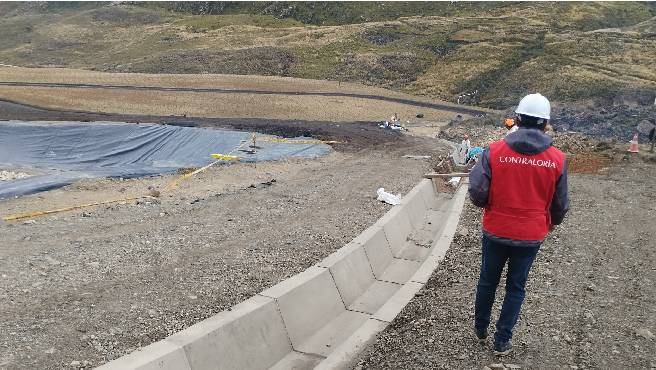 Áncash.- La Contraloría General alertó que los residuos ambientales mineros continúan contaminando la quebrada Pelagatos en el distrito de Pampas, provincia de Pallasca, debido a que la empresa Activos Mineros SAC, encargada de la obra de recuperación de los ecosistemas de la microcuenca en dicha zona, no cautela que el pozo de tratamiento del drenaje ácido que generó la actividad minera funcione. Esta situación genera que los agentes contaminantes se descarguen directamente al río.