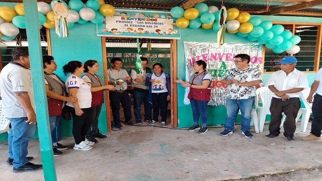 Alcalde de Bajo Biavo  y director de la UGEL Bellavista cortan la cinta de inauguración de local de PRONOEI