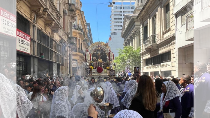 Fieles rinden devoción al Cristo Moreno con multitudinaria procesión en Buenos Aires