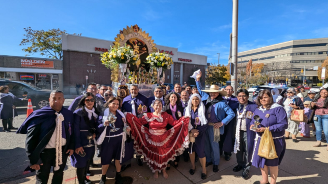 El anda del Señor de los Milagros recorre Massachusetts