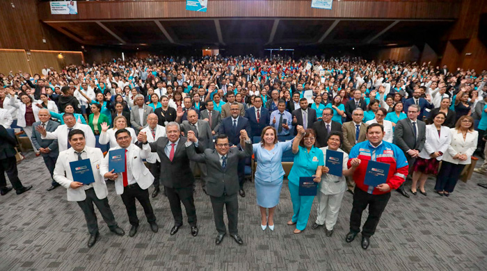 DIRIS Lima Sur: 150 trabajadores de salud reciben resolución de nombramiento y acceden a mejoras laborales