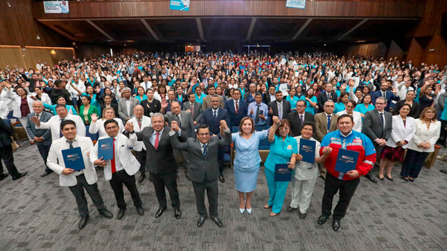 DIRIS Lima Sur: 150 trabajadores de salud reciben resolución de nombramiento y acceden a mejoras laborales