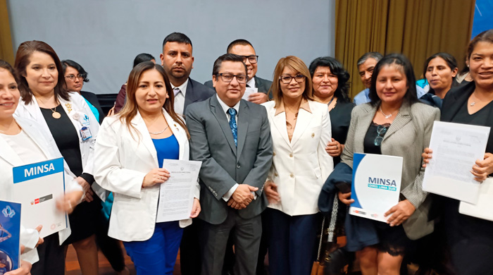 DIRIS Lima Sur: 150 trabajadores de salud reciben resolución de nombramiento y acceden a mejoras laborales