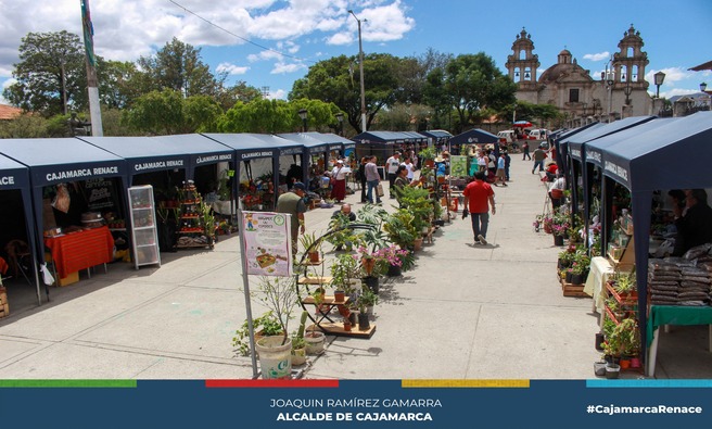 🎃 En el marco de la celebración de Todos los Santos, la Municipalidad Provincial de Cajamarca, en colaboración con el grupo de asociación de jardinería y decoración, llevó a cabo la Feria de Jardinería, destacándose el primer concurso de Mesas de Ofrenda. Este evento reunió a diez Ollitas Comunes de distintas comunidades de la provincia de Cajamarca, quienes participaron en un espacio que celebró las tradiciones locales y resaltó las costumbres cajamarquinas.
🏆 El concurso tuvo como objetivo revalorar el patrimonio cultural y fomentar la conservación de las costumbres locales. Los ganadores fueron los siguientes: tercer puesto para "La Amistad", segundo puesto para "Isuar Pata", y el primer lugar para "Niño Jesús".
🎨 Con este tipo de iniciativas, la Municipalidad Provincial de Cajamarca reafirma su compromiso con la preservación de las tradiciones y la identidad cultural de la provincia.
🤝¡Con Joaquin Ramírez, Cajamarca Renace!
