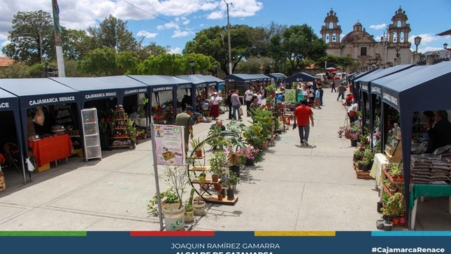 🎃 En el marco de la celebración de Todos los Santos, la Municipalidad Provincial de Cajamarca, en colaboración con el grupo de asociación de jardinería y decoración, llevó a cabo la Feria de Jardinería, destacándose el primer concurso de Mesas de Ofrenda. Este evento reunió a diez Ollitas Comunes de distintas comunidades de la provincia de Cajamarca, quienes participaron en un espacio que celebró las tradiciones locales y resaltó las costumbres cajamarquinas.
🏆 El concurso tuvo como objetivo revalorar el patrimonio cultural y fomentar la conservación de las costumbres locales. Los ganadores fueron los siguientes: tercer puesto para "La Amistad", segundo puesto para "Isuar Pata", y el primer lugar para "Niño Jesús".
🎨 Con este tipo de iniciativas, la Municipalidad Provincial de Cajamarca reafirma su compromiso con la preservación de las tradiciones y la identidad cultural de la provincia.
🤝¡Con Joaquin Ramírez, Cajamarca Renace!