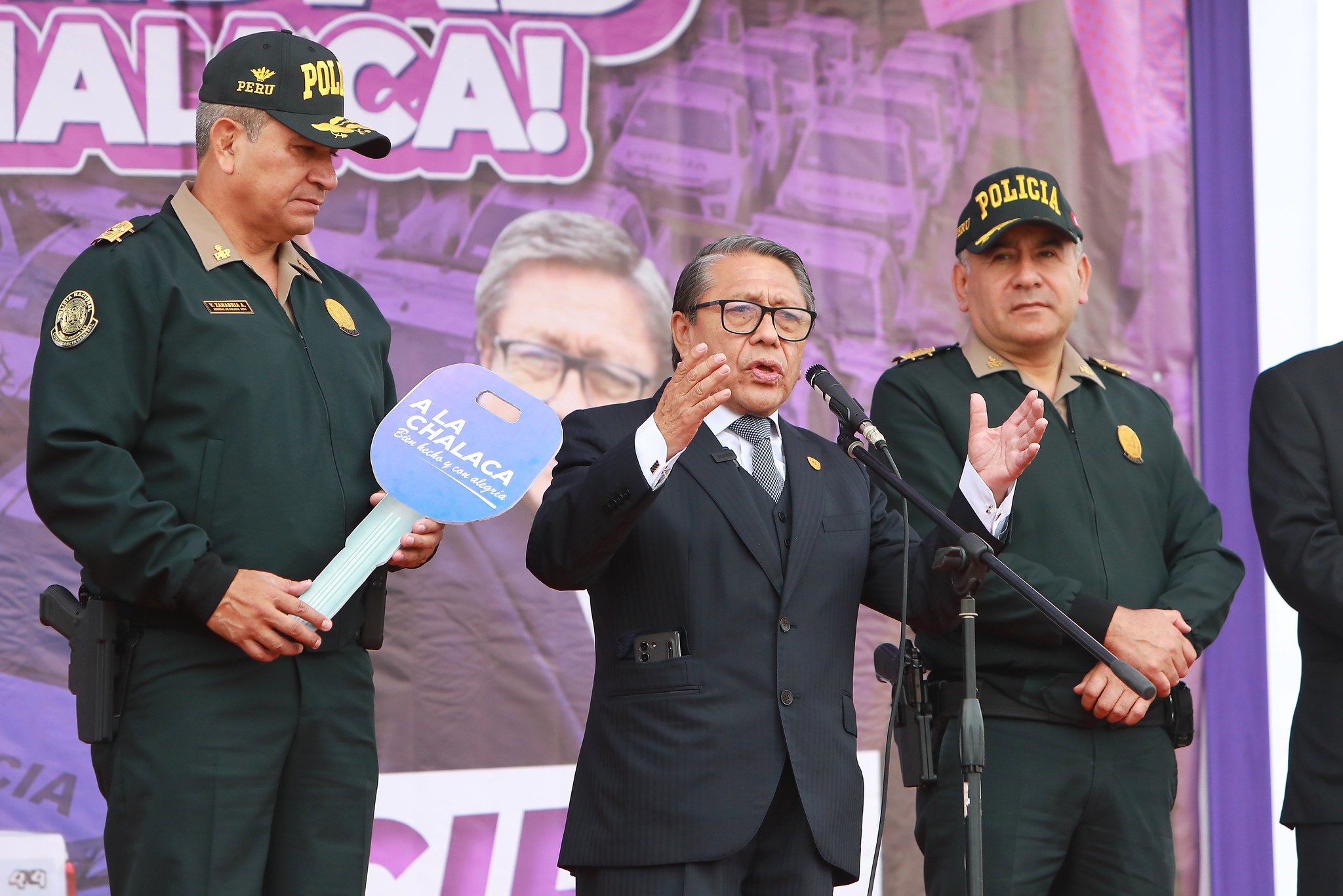 GORE CALLAO ENTREGA CAMIONETAS A LA PNP 3