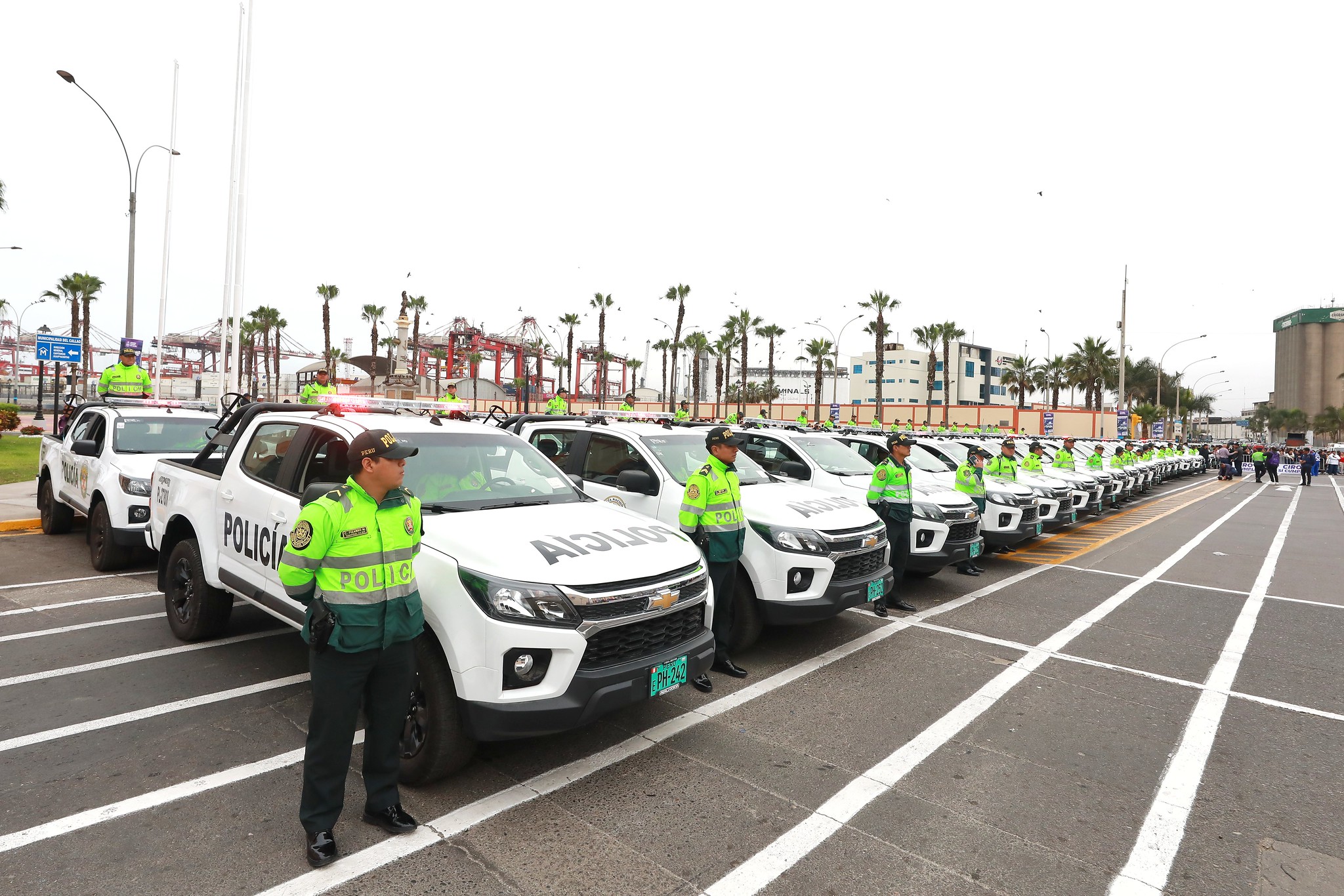 GORE CALLAO ENTREGA CAMIONETAS A LA PNP 4