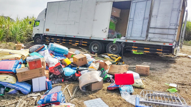 Abandonan Camión Furgón a las afueras de Capellanía