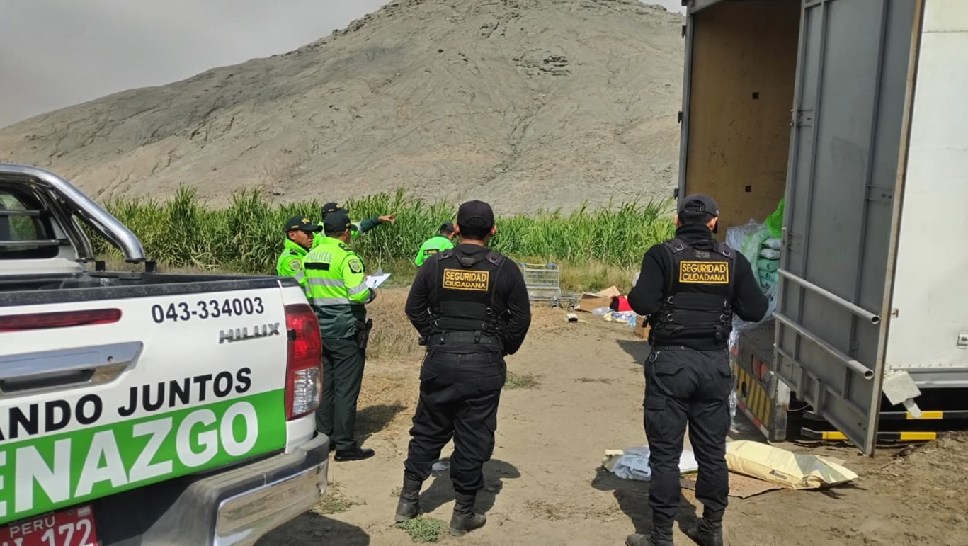 Abandonan Camión Furgón a las afueras de Capellanía