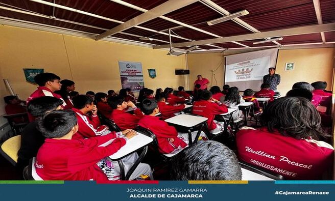 🚗 La Gerencia de Transporte y Seguridad Vial de la Municipalidad Provincial de Cajamarca ha emprendido una iniciativa clave para promover una cultura de seguridad vial en la población. A través del área de Educación y Seguridad Vial, se han capacitado a más de cien estudiantes de secundaria de la Institución Educativa Privada "William Prescot" en temas cruciales como el acoso sexual en el transporte público y el uso de la bicicleta como medio de transporte sostenible.
📚 Estas charlas buscan que los jóvenes reflexionen sobre sus acciones diarias y el respeto a las normas de tránsito, difundiendo comportamientos seguros como cruzar por los pasos peatonales y comprender las señales de tráfico básicas como los semáforos.
🚦 Es compromiso de la actual gestión municipal, prevenir y reducir los accidentes de tránsito que ocurren a diario en la ciudad, fomentando una cultura de responsabilidad y seguridad vial.
🚖¡Con Joaquin Ramírez, Cajamarca Renace!