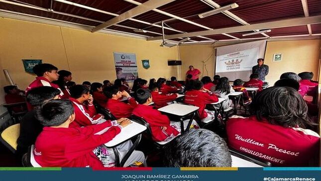 🚗 La Gerencia de Transporte y Seguridad Vial de la Municipalidad Provincial de Cajamarca ha emprendido una iniciativa clave para promover una cultura de seguridad vial en la población. A través del área de Educación y Seguridad Vial, se han capacitado a más de cien estudiantes de secundaria de la Institución Educativa Privada "William Prescot" en temas cruciales como el acoso sexual en el transporte público y el uso de la bicicleta como medio de transporte sostenible.
📚 Estas charlas buscan que los jóvenes reflexionen sobre sus acciones diarias y el respeto a las normas de tránsito, difundiendo comportamientos seguros como cruzar por los pasos peatonales y comprender las señales de tráfico básicas como los semáforos.
🚦 Es compromiso de la actual gestión municipal, prevenir y reducir los accidentes de tránsito que ocurren a diario en la ciudad, fomentando una cultura de responsabilidad y seguridad vial.
🚖¡Con Joaquin Ramírez, Cajamarca Renace!