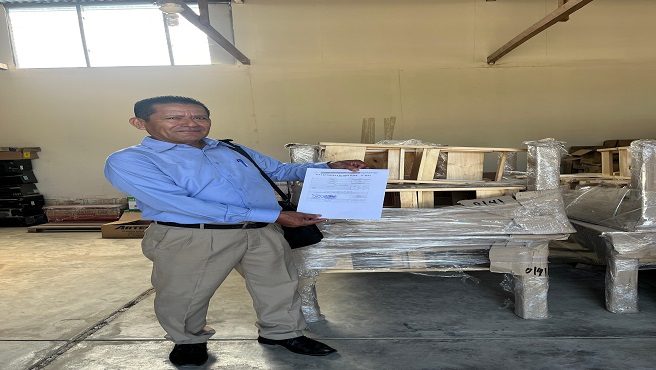 Director de San Ramón, profesor EISTEN GONZALES SILVA muestra orgulloso el documento que le beneficia a su institución con un Kit de comedor para estudiantes.