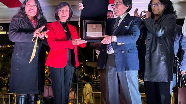 Distinición con placa recordatoria a José Escajadillo