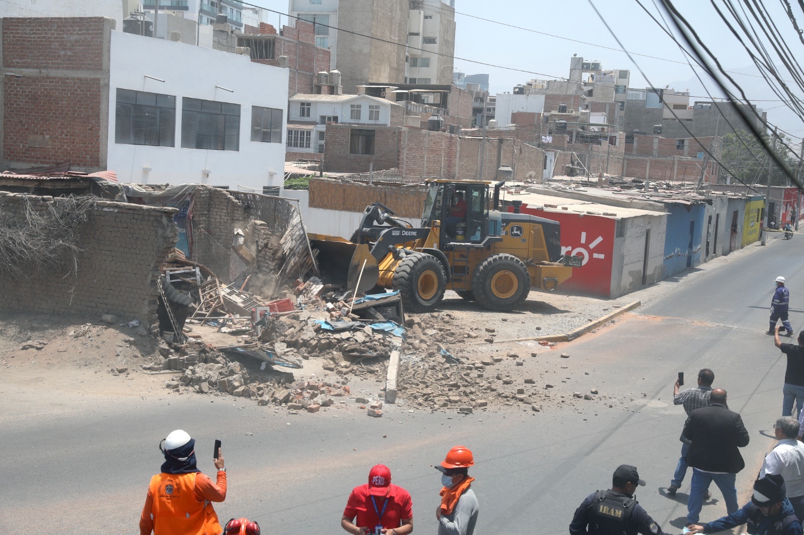 Demuelen casas para ampliar el segundo carril en av. Huamán