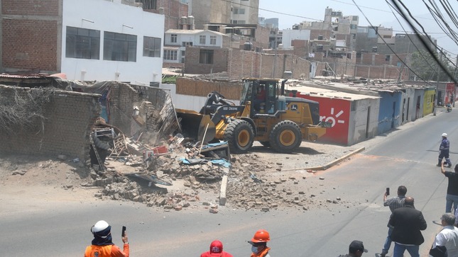 Demuelen casas para ampliar el segundo carril en av. Huamán