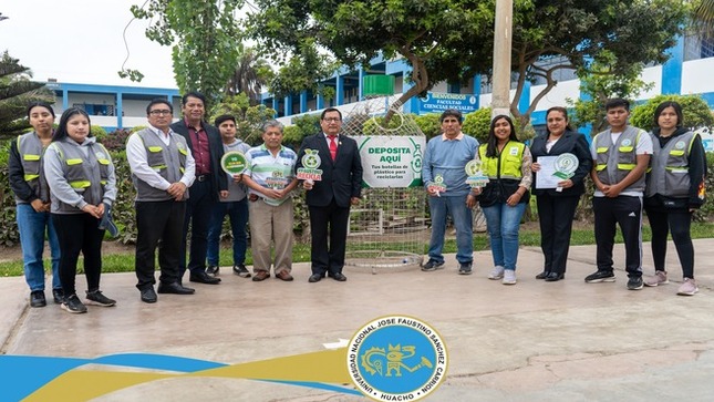 Esta iniciativa busca fomentar la conciencia ecológica entre los estudiantes, profesores y personal administrativa, educando a nuestra comunidad sobre prácticas sostenibles. 