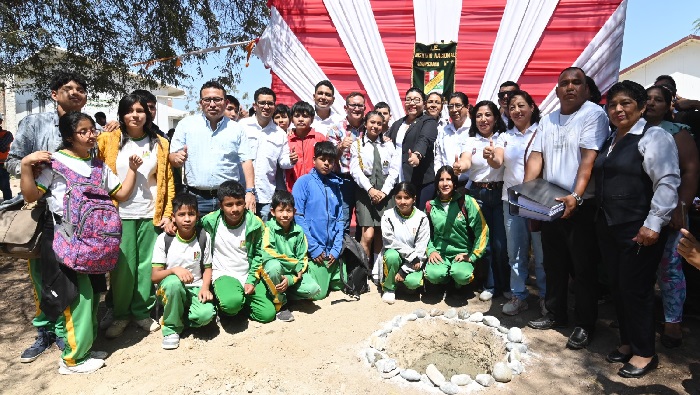 Alcalde coloca primera piedra en I.E. Agropecuario 07