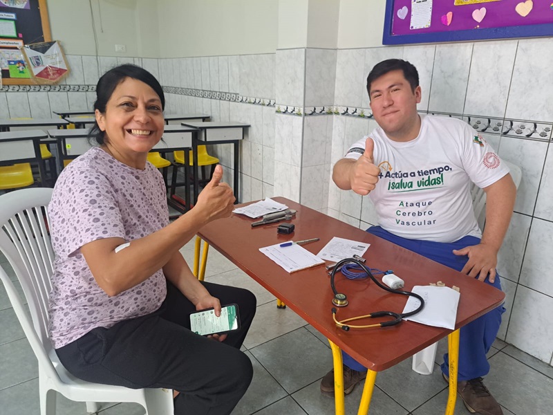 Médico atendiendo a paciente en campaña de descarte de ACV