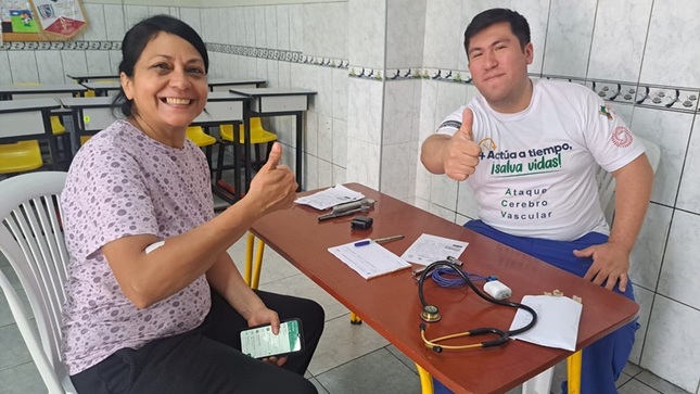 Médico atendiendo a paciente en campaña de descarte de ACV