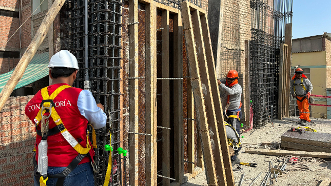 Lambayeque.- La Contraloría General advirtió sobre riesgos de pagos en exceso y deficiencias técnicas en la obra de mejoramiento de la infraestructura de la Institución Educativa (I.E.) Federico Villarreal de Chiclayo, a cargo del Gobierno Regional de Lambayeque, con una inversión cercana a S/ 15 millones. Las observaciones incluyen sobrevalorizaciones, metrados no ejecutados y uso de materiales inadecuados.