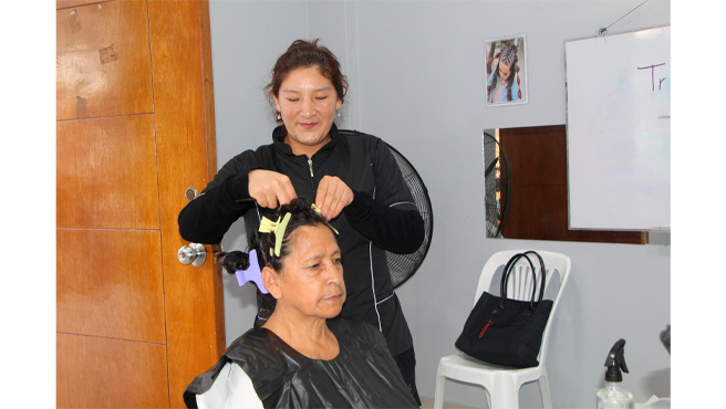 Adultos mayores recibieron atenciòn en corte de cabello
