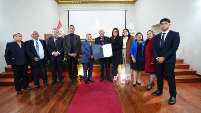 Prestigioso médico Walter Llaque fue condecorado por el gore La Libertad