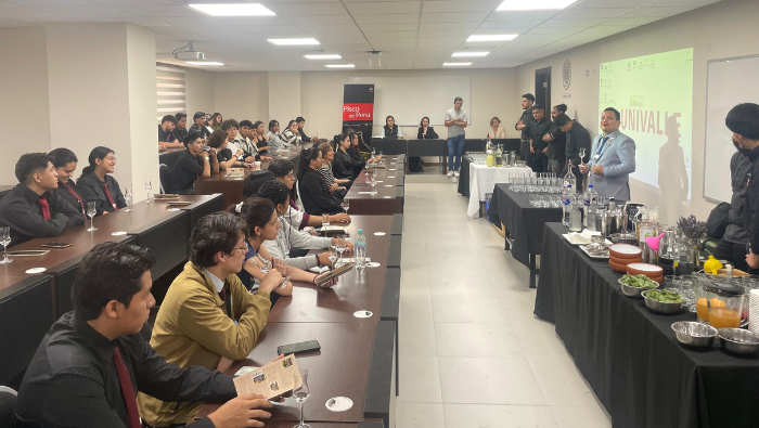 Consulado del Perú organizó seminario y taller práctico sobre pisco en universidad de Cochabamba