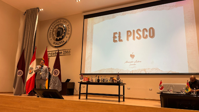 Consulado del Perú organizó seminario y taller práctico sobre pisco en universidad de Cochabamba