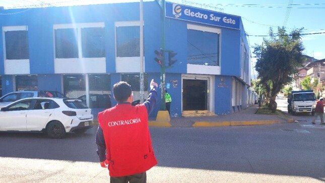 Cusco.– La Contraloría General de la República (CGR) detectó un perjuicio económico de S/ 735,547 en la empresa pública Electro Sur Este S.A.A. debido a la falta de cobro de penalidades a dos empresas contratistas que ejecutaron obras fuera del plazo contractual. Diecisiete funcionarios tienen presunta responsabilidad penal, civil y/o administrativa, sujeta a la potestad sancionadora de la CGR.